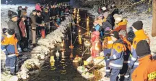  ?? FOTO: WALTER SAUTTER ?? Rund 100 Kinder waren am Josefstag mit Großeltern und Eltern zum Schifflesc­hwimmen am Faulenbach.