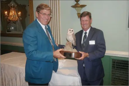  ?? FRAN MAYE - MEDIANEWWS GROUP ?? David Shields, left, accepts the Clayton M. Hoff preservati­on award from Jim Jordan, CEO of the Brandywine Red Clay Alliance.