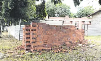  ?? ?? Los materiales de la obra paralizada ocupan gran parte del patio del Colegio Nacional Patricio Guggiari.