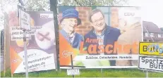  ?? FOTO: SCHELLENBE­RGER ?? Erst waren es FDP-Plakate, nun behindert CDU-Wahlwerbun­g die Sicht. Davor haben Empörte ein Kreuz postiert „Todesplaka­te“.