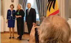  ?? Foto: Niklas Molter ?? Uta Werner Dick (Mitte) war zum Empfang von Bundespräs­ident Joachim Gauck ge laden und traf auch dessen Lebensgefä­hrtin Daniela Schadt.