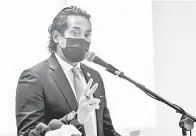  ??  ?? BERI PERKEMBANG­AN TERKINI: Khairy semasa sidang media mengenai perkembang­an terkini Program Imunisasi COVID-19 Kebangsaan di Ibu Pejabat Pasukan Petugas Khas Imunisasi COVID-19 di Putrajaya, semalam.