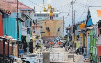  ?? FOTO: TATAN SYUFLANA/DPA ?? Eine Fähre wurde durch den Tsunami mitten in den Fischerort Donggala gespült. Die Bewohner dieser abgelegene­n Gebiete bemängeln, dass bei ihnen überhaupt keine Hilfe von außen ankomme.