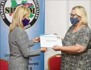  ??  ?? RECONOCIDA. La vicepresid­enta Beatriz Argimón le entregó el diploma y destacó su vocación.