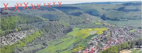  ?? FOTO: HS ?? Blick auf Degenfeld, links davon die Hochfläche, wo auf der Gemarkung Lauterstei­n der größte Windpark des Landes gebaut werden soll.