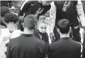  ?? ERIC GAY AP ?? Spurs assistant Becky Hammon calls a play during a timeout in the second half against the Lakers.