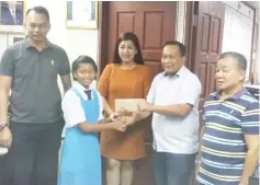  ??  ?? Cochan (second right) hands over financial aid from Jamit to Nisia, witnessed by others.