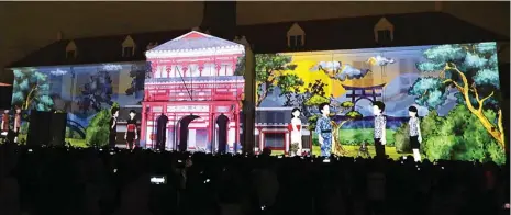  ?? FEDRIK TARIGAN/JAWA POS ?? BERSAHABAT: Video mapping di dinding luar Museum Sejarah Jakarta Taman Fatahillah, Jakarta, tadi malam (19/1). Video mapping itu berisi nukilan budaya Indonesia dan Jepang serta persahabat­an kedua negara. Acara tersebut dihelat dalam rangka peringatan...