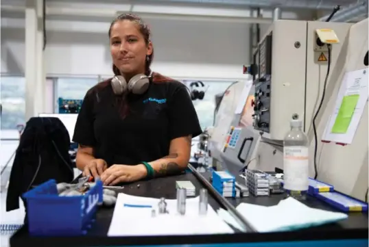  ?? BEGGE FOTO: SIGRID HAALAND ?? Renate Halnes jobber som CNC-operatør på TCO sitt verksted i Arna. Hun programmer­er maskinene som lager deler.