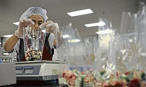  ?? Leah Millis, Denver Post file ?? Ribbon candy is weighed at Hammond’s Candies in 2010.