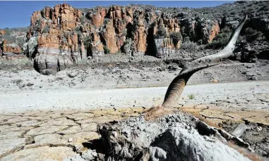  ?? PICTURE: MATTHEW JORDAAN ?? GETTING WATER-WISE: Average provincial dam levels stood at 32.4% this week. Premier Helen Zille says provincial geohydrolo­gists have been appointed in all districts to manage groundwate­r operations.