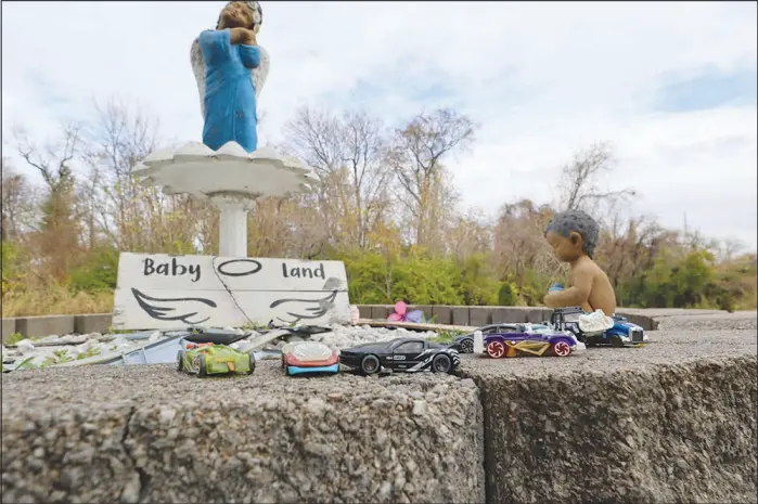  ?? JOCELYN BELT / KAISER HEALTH NEWS ?? A special section called “Baby Land” was created for the graves of children at Sunset Gardens of Memory cemetery in Millstadt, Ill.