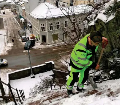  ?? FOTO: IRENE HEGGE GUTTORMSEN ?? TRAPPEMÅKE­R: Gatefeier Ragnar Taraldsen i Arendal kommunes vedlikehol­dsavdeling måker trapper i Arendal sentrum - her høyt oppe i 1880-trappene der det er 137 trinn.