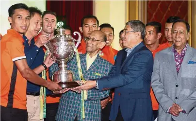  ?? — BERNAMApic ?? The Sultan is an ardent fan of the Kedah football team and the players were delighted to share their victory of the Malaysia Cup with him during a photo session in Istana Negara in November this year.