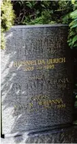  ??  ?? In diesem Familiengr­ab auf dem Göggin ger Friedhof ist der ehemalige Göggin ger Bürgermeis­ter August Anton Ulrich beerdigt. Nun übernimmt die Stadt die Grabstelle als Ehrengrab.