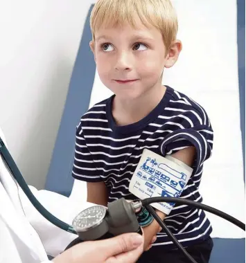  ?? Foto: biker3/Fotolia ?? Kritischer Blick vom kleinen Patienten: Ab dem dritten Lebensjahr sollte auch Kindern bei jedem Arztbesuch der Blutdruck ge messen werden, fordern Kinder und Jugendmedi­ziner.