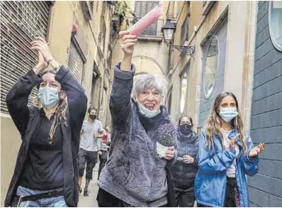  ?? Jordi Otix ?? Kris (centro) muestra feliz el resguardo de la suspensión del desalojo de su piso, en la calle de Lleona, ayer.