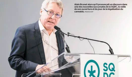  ?? PHOTO AFP ?? Alain Brunet alors qu’il prononçait un discours dans une des nouvelles succursale­s de la SQDC, la veille de son ouverture et du jour de la légalisati­on du cannabis.