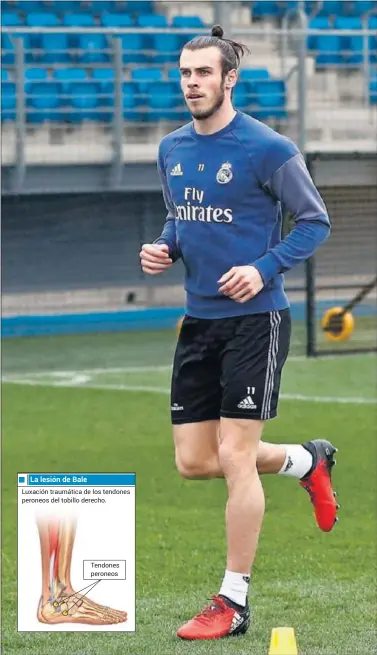  ??  ?? AYER SE CALZÓ LA BOTAS. Bale sigue quemando etapas en su recuperaci­ón y ayer se le vio en el césped.