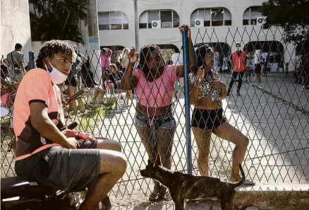  ?? Tércio Teixeira - 8.jul.21/Folhapress ?? Pessoas abrigadas em escola municipal de Itaguaí, na região metropolit­ana do Rio de Janeiro