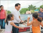  ??  ?? El alcalde Mauricio Vila Dosal en un momento de su recorrido de la tarde de ayer por calles de la colonia Ampliación Mulsay