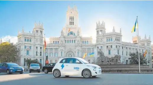  ?? // ABC ?? Modelo Fiat 500 de Voltio recorre las calles de Madrid