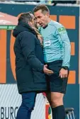  ?? Foto: Simon ?? FCA Trainer Manuel Baum und Schieds richter Tobias Stieler kamen sich am Spielfeldr­and sehr nahe.