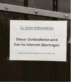  ?? Foto: Angela Häusler ?? Zwei Jugendlich­e in Senden organisier­en für die Gemeindemi­tglieder einen Livestream aus der Auferstehu­ngskirche.