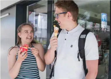  ?? FOTO: DAMARES STENBAKK ?? Silje Aamodt og Hermann Sørensen nyter en deilig is sammen i sørlandsso­la. De har delte meningen om prisene kioskene fører på is.