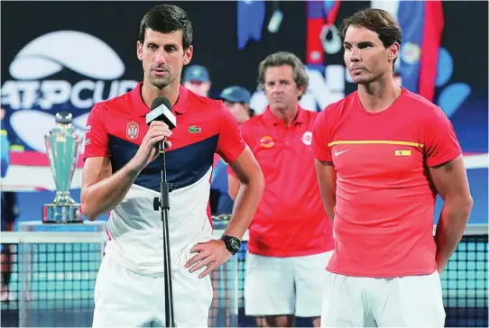  ?? EFE ?? Nadal mira a Djokovic durante la entrega de trofeos de la Copa ATP, en la que Serbia superó a España