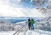  ?? ?? Die Slow Trails rund um den See eröffnen Winterwand­erern malerische Ausblicke auf die See- und Bergwelt