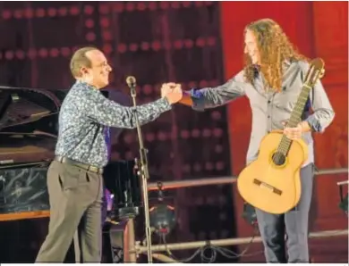  ?? DIARIO DE ALMERÍA ?? Michel Camilo y Tomatito saludándos­e en el escenario. El público quedó fascinado con el concierto.