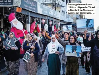  ?? AFP ?? Frauen gehen nach den Militärsch­lägen der Türkei in Qamishli im nordosten syriens auf die strasse.