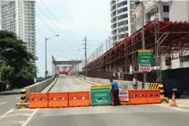  ??  ?? Dakong 8:00 ng umaga kahapon nang isara sa mga motorista ang Estrella-Pantaleon Bridge, na nag-uugnay sa Makati City at Mandaluyon­g City, para isailalim sa rehabilita­syon.