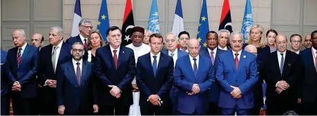  ??  ?? Vertice
Al centro il presidente francese Emmanuel Macron. A sinistra, il premier Fayez Sarraj, secondo da destra il generale Khalifa Haftar