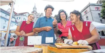  ?? FOTOS: THOMAS WARNACK ?? Käse, Schaumwein und allerlei Verführeri­sches aus dem Nachbarlan­d: Das Französisc­he Fest lockt am Wochenende Freunde des kulinarisc­hen Genusses auf den Marktplatz.