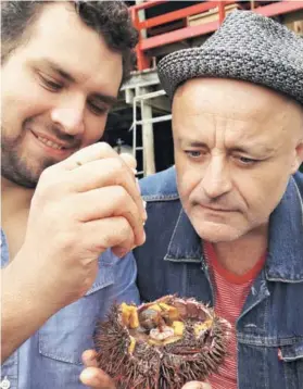  ?? FOTO: CANAL 13. ?? ►► El chef Juan Pablo Mellado junto a Marcelo Cicali en uno de los nuevos capítulos.