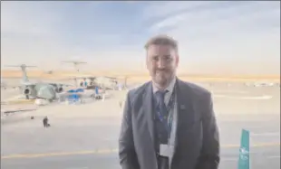  ?? ?? RIYADH
CEO of the World Defense Show Andrew Pearcy against the backdrop of military aircraft at the event venue in Riyadh.
-AFP