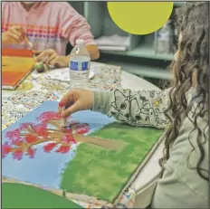  ?? FOTO CORTESÍA ?? UNA ESTUDIANTE en clase de arte en Somerton. Las artes y manualidad­es serán parte de las actividade­s que ofrecerá el Campamento de Verano para niños que inicia el mes próximo.