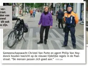  ?? FOTO JAA ?? Gemeenscha­pswacht Christel Van Putte en agent Philip Van Hoydonck houden toezicht op de nieuwe tijdelijke regels in de Paalstraat. “De mensen passen zich goed aan.”