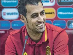  ?? FOTO: EFE ?? Sergi Busquets compareció en rueda de prensa junto a David Silva y Julen Lopetegui