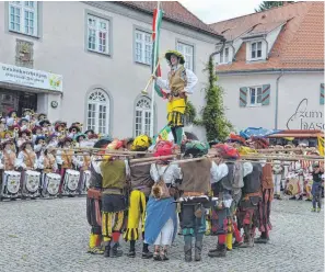  ?? FOTO: SONJA NIEDERER ?? Ein Augenschma­us: Die „Spießer“formen die „Nürnberger Rose“.