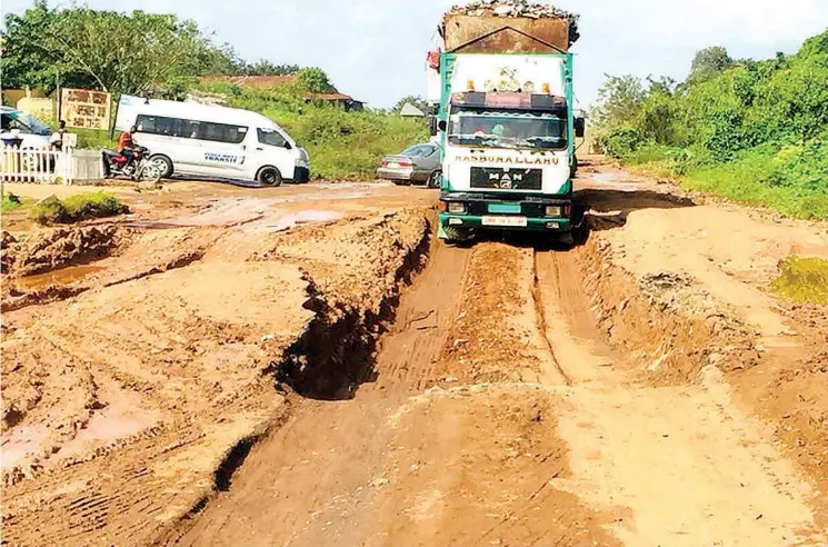  ??  ?? Akure-owo-ikare Road...last week