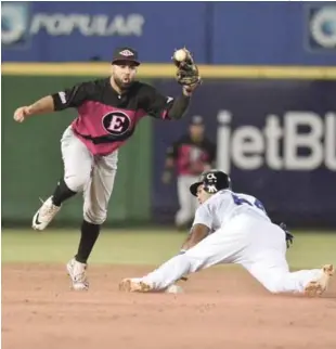  ?? GLAUCO MOQUETE/LISTÍN DIARIO ?? Emilio Bonifacio, de los Tigres del Licey, llega a salvo a la intermedia, mientras el siore stop del Escogido, Rafael Ynoa trata de ponerlo out.