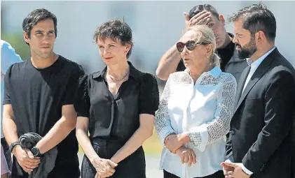  ?? AFP ?? Respetos. El presidente Boric junto a la viuda de Piñera, Cecilia Morel, y miembros de su familia.