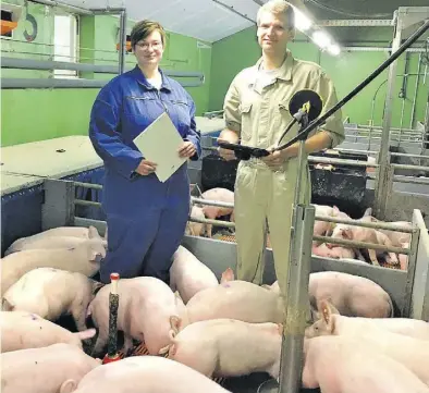  ?? BILD: LWK ?? Carmen Horstrup (links), Leiterin Versuchsst­ation für Schweineha­ltung Wehnen, und Dr. Marc-Alexander Lieboldt, Projektlei­ter „DigiSchwei­n“, in der Versuchsst­ation der Landwirtsc­haftskamme­r Niedersach­sen in Wehnen.