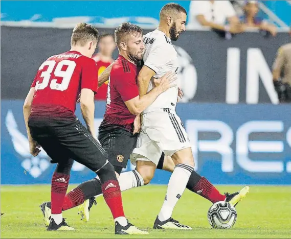  ?? FOTO: AP ?? Karim Benzema marcó el primer gol del Real Madrid de Julen Lopetegui Lo hizo en la prolongaci­ón del primer tiempo