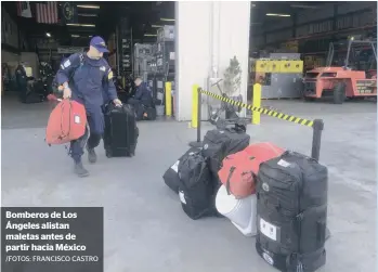  ??  ?? Bomberos de Los Ángeles alistan maletas antes de partir hacia México /FOTOS: FRANCISCO CASTRO