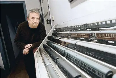  ?? XAVIER CERVERA ?? El origen. Ricard Gili junto a la colección de trenes de su padre, en su estudiodes­pacho de Barcelona
Entrega. El líder del grupo, sosteniend­o una foto de una jam session en el Espai 30 de la Sagrera en el 2017