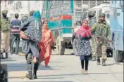  ?? WASEEM ANDRABI/HT ?? Police personnel evacuating civilians from near the encounter site in Srinagar on Tuesday.